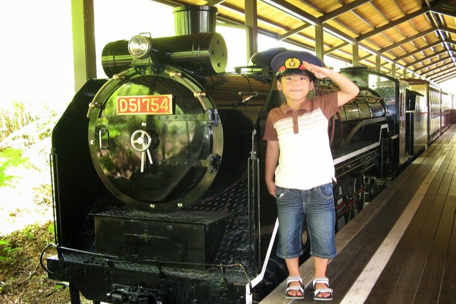 沖縄軽便鉄道に乗って、園内1周の旅へ出発(写真提供/ネオパークオキナワ) 沖縄軽便鉄道に乗って、園内1周の旅へ出発