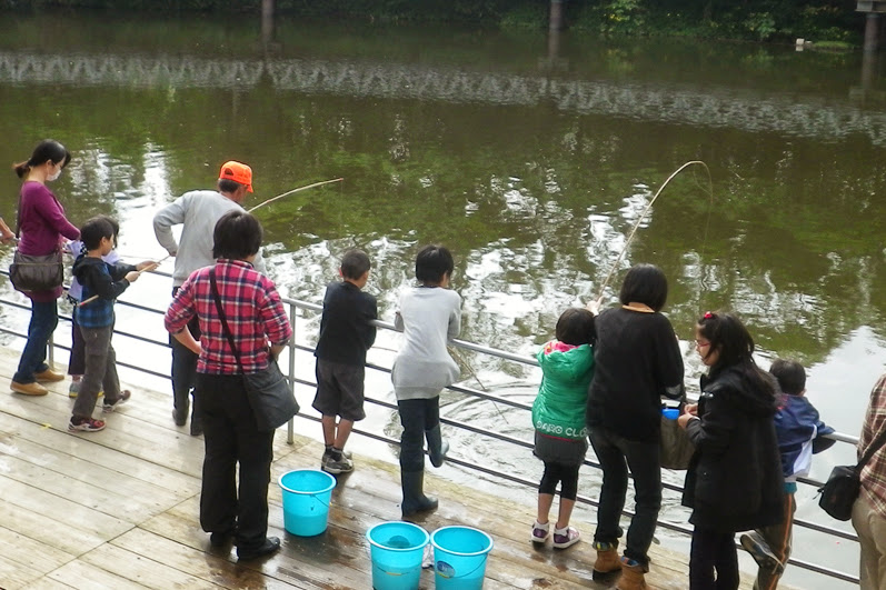 子どもから大人まで楽しめる釣り堀 (写真提供/ネオパークオキナワ) 子どもから大人まで楽しめる釣り堀