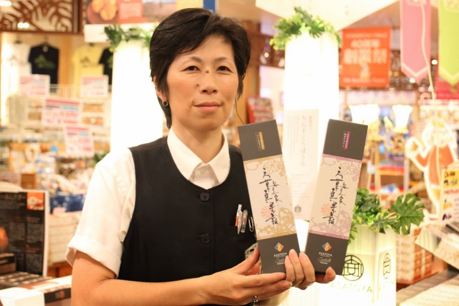 カステラを手にする新崎主任 カステラを手にする新崎主任