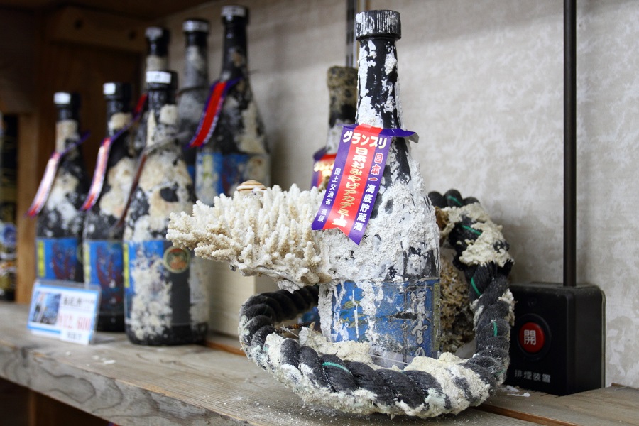 サンゴが付着した海底酒のボトル サンゴが付着した海底酒のボトル