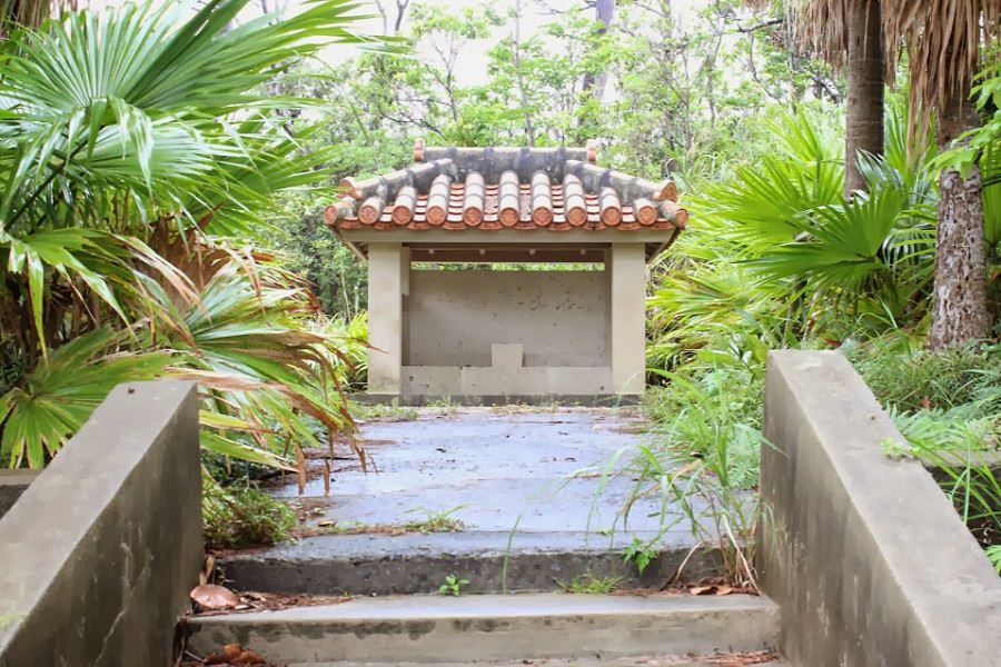コンクリート造りの神社には火の神(ヒヌカン)が安置されいる コンクリート造りの神社には火の神(ヒヌカン)が安置されいる