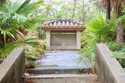 コンクリート造りの神社には火の神（ヒヌカン）が安置されいる