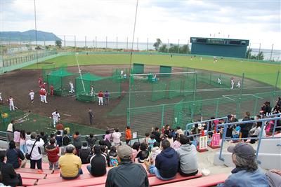 久米島野球場・キャンプ中は多くの島民や観光客が球場に訪れる