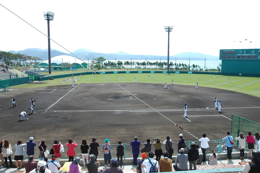 海の見える球場として人気。レフトのネットの向こう側にはきれいなビーチがある 名護市営球場。海の見える球場として人気
