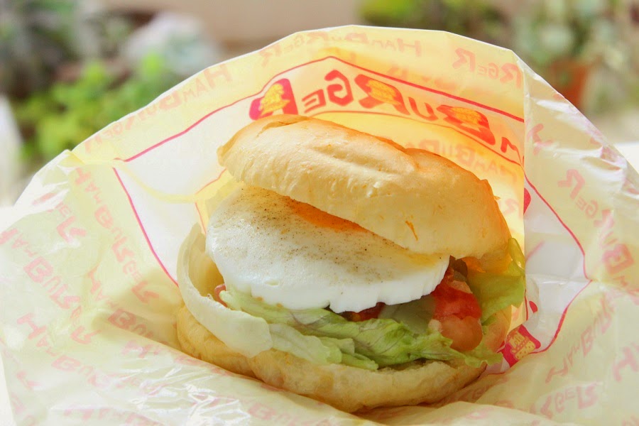 ふわふわのバンズと特大ハンバークでボリュームも満点! かすりくらぶの「3Bバーガー」