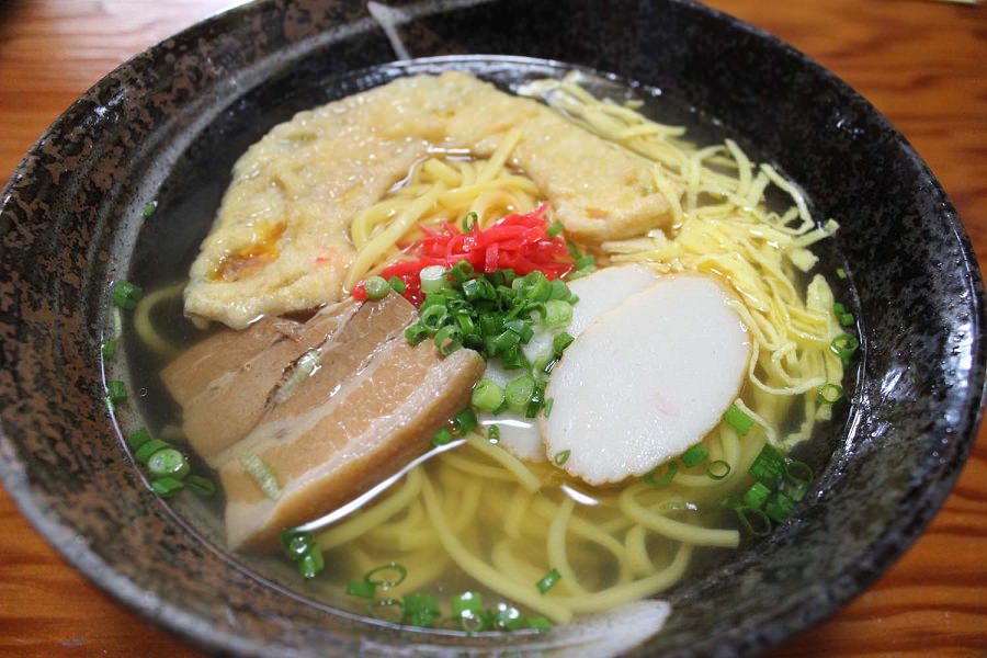 南風原カボチャが練り込まれた色鮮やかな黄金そば。値段もリーズナブル レストランしぐれの「南風原かぼちゃ 黄金(くがに)そば」