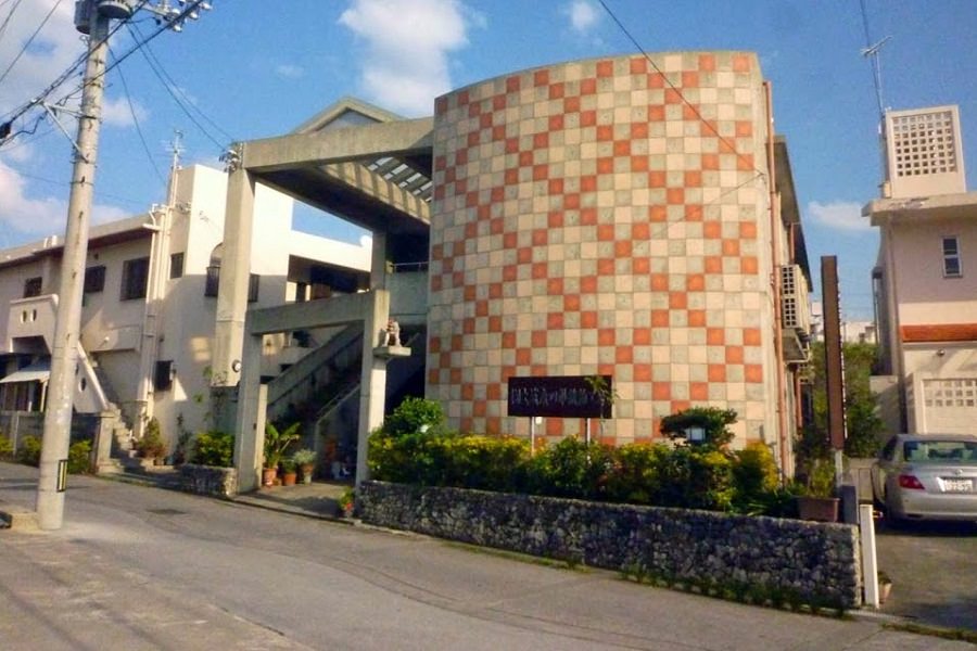 かすり柄を思わせる外壁が特徴的な工房 大城廣四郎(おおしろこうしろう)織物工房