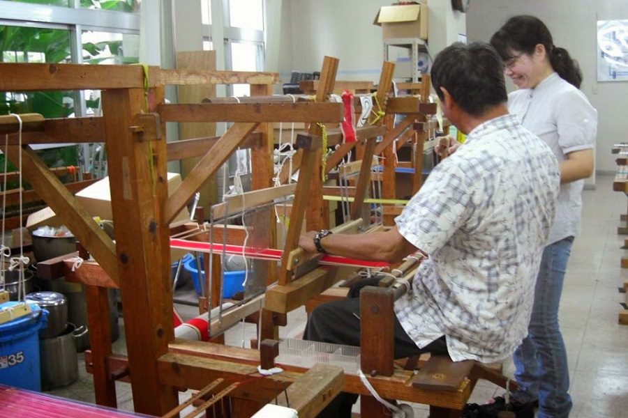 木製の織機を使用し、昔ながらの方法で丁寧に織り上げる 琉球かすり会館