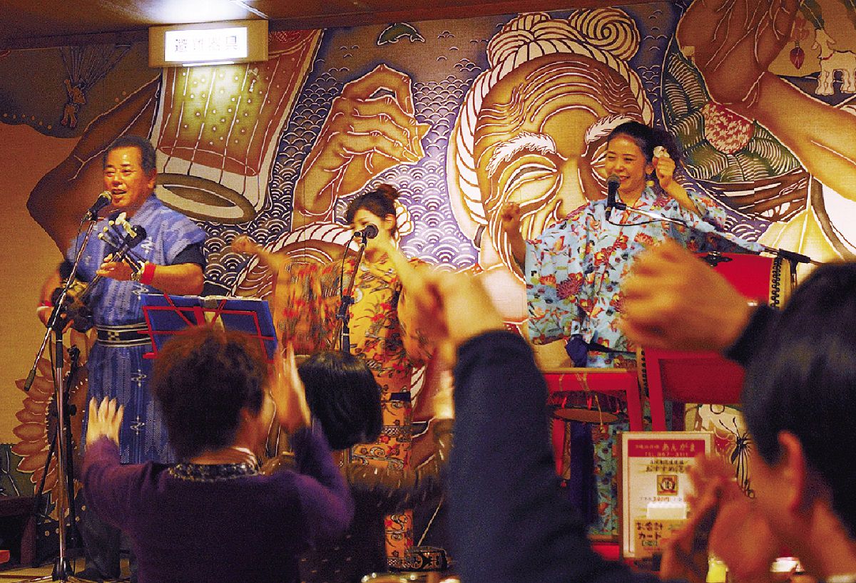 ライブの最後はやっぱり陽気にカチャーシーで盛り上がってしまう 沖縄地料理 あんがま
