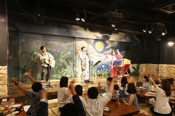 月夜の浜辺をイメージした客席
