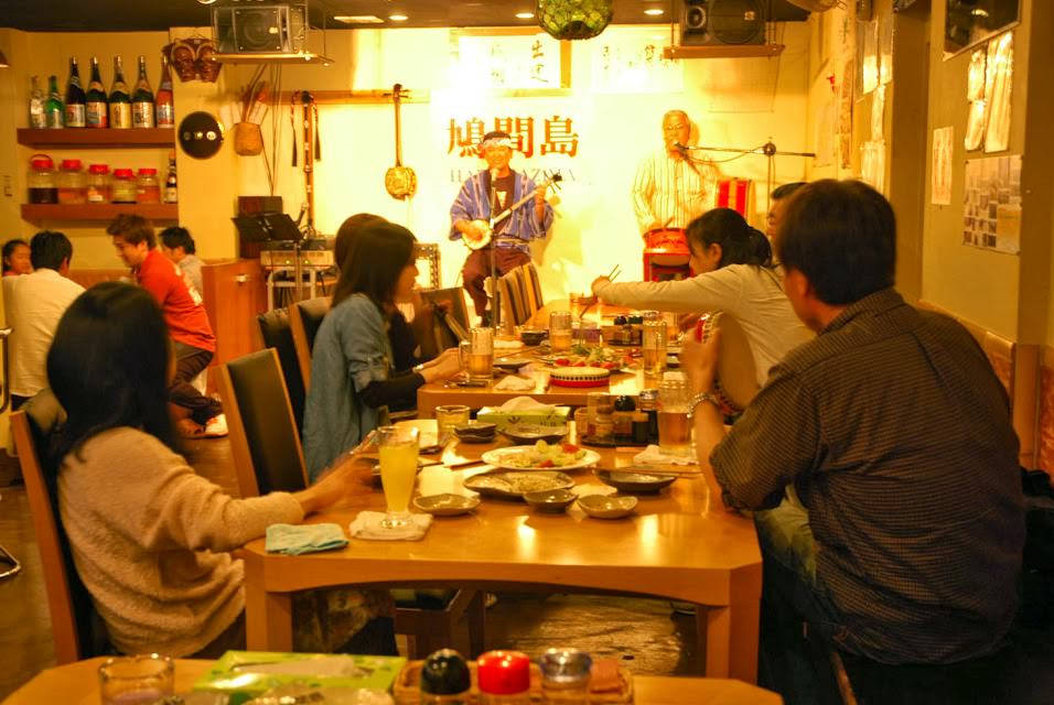 お客さんとの会話を大切にしながらライブを進めている 島唄と島酒島料理 鳩間島