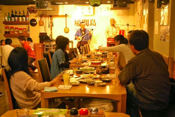 島唄と島酒島料理　鳩間島で夕食