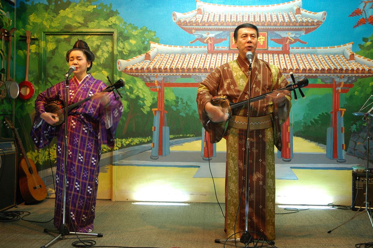 2人が歌う曲のレパートリーは1000曲以上 島唄スナック 花ぬ島