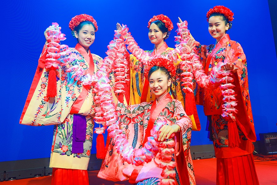 ステージと客室との一体感で盛り上がる、楽しくて美しいライブ ステージと客室との一体感で盛り上がる、楽しくて美しいライブ