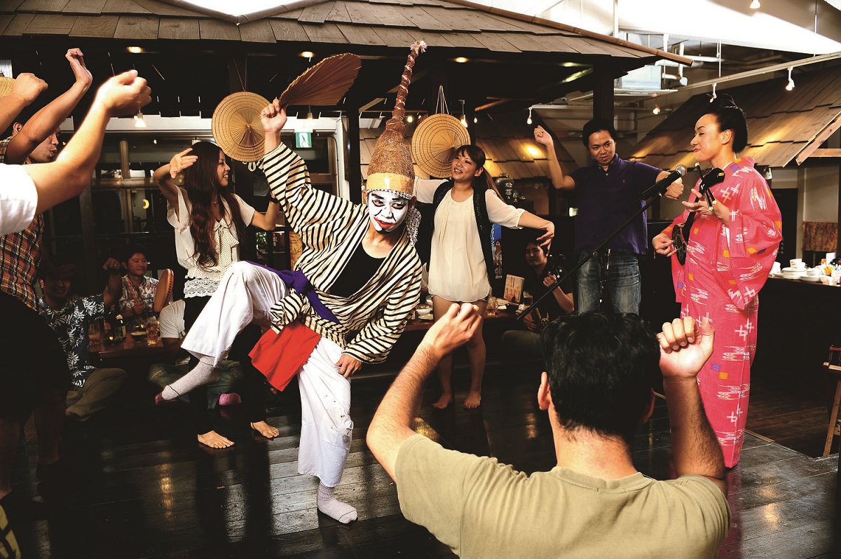 ライブの最後はチョンダラーと呼ばれる道化が出てきて場を盛り上げる 島唄と琉球料理 北谷ダイニング