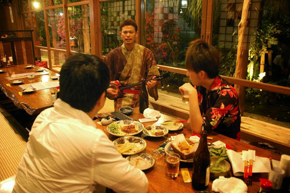 演者は、平日は2人、3人で店内を回るが、週末は7人、8人がスタンバイ 沖縄の台所ぱいかじ 那覇上之屋店