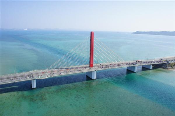 青い空と青い海に映える赤い橋