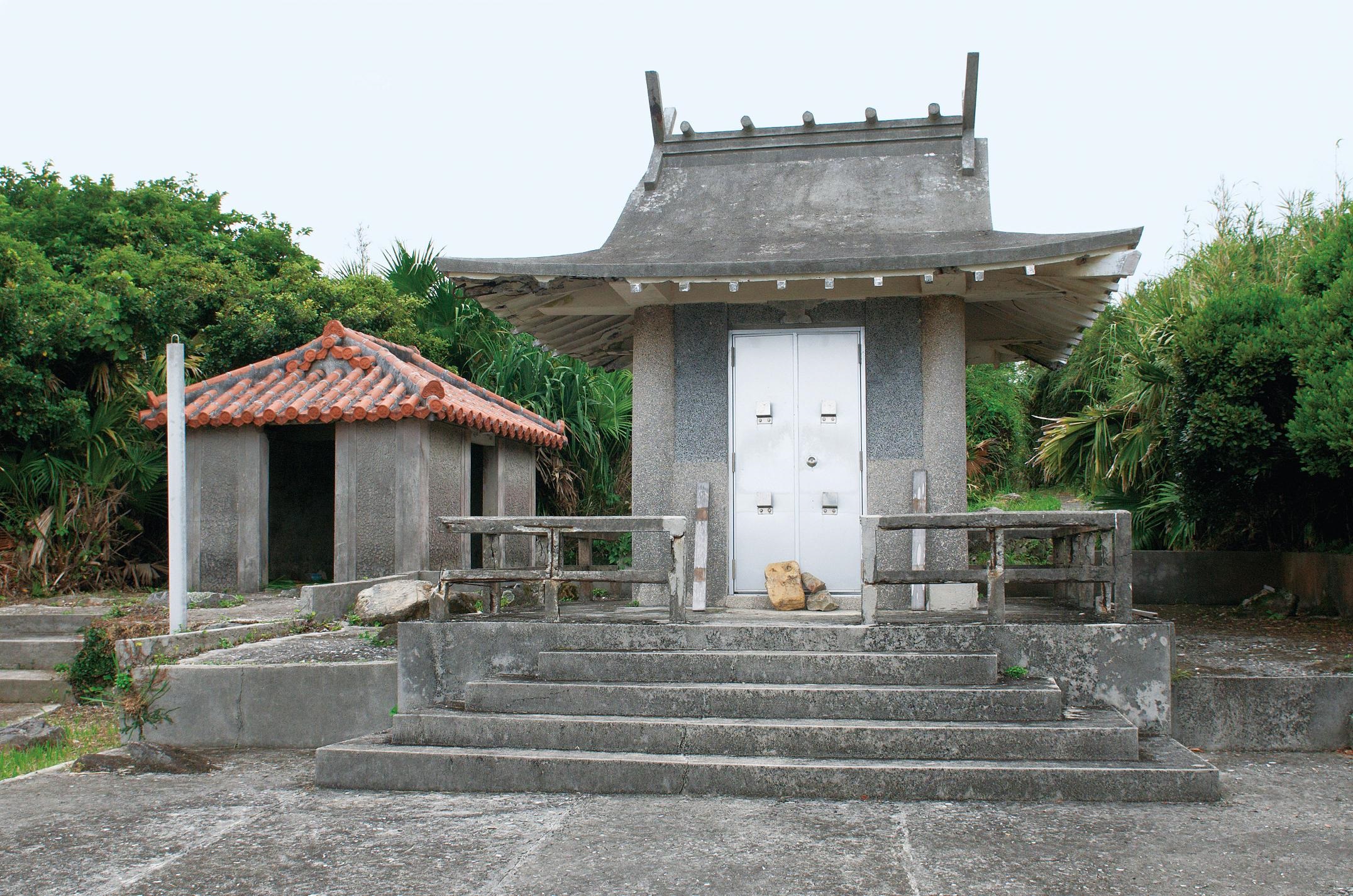 土器や炭化米が発掘され遺跡となったが、昔から島の拝所である(撮影/渡名喜村役場) 土器や炭化米が発掘され遺跡となったが、昔から島の拝所である(