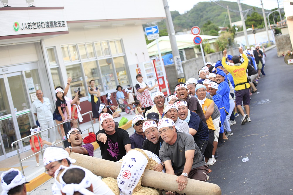 島の稲わらで作った大綱で豊作、大漁を願う(渡嘉敷村観光協会) 島の稲わらで作った大綱で豊作、大漁を願う (渡嘉敷村観光協会