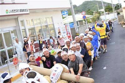 島の稲わらで作った大綱で豊作、大漁を願う （渡嘉敷村観光協会