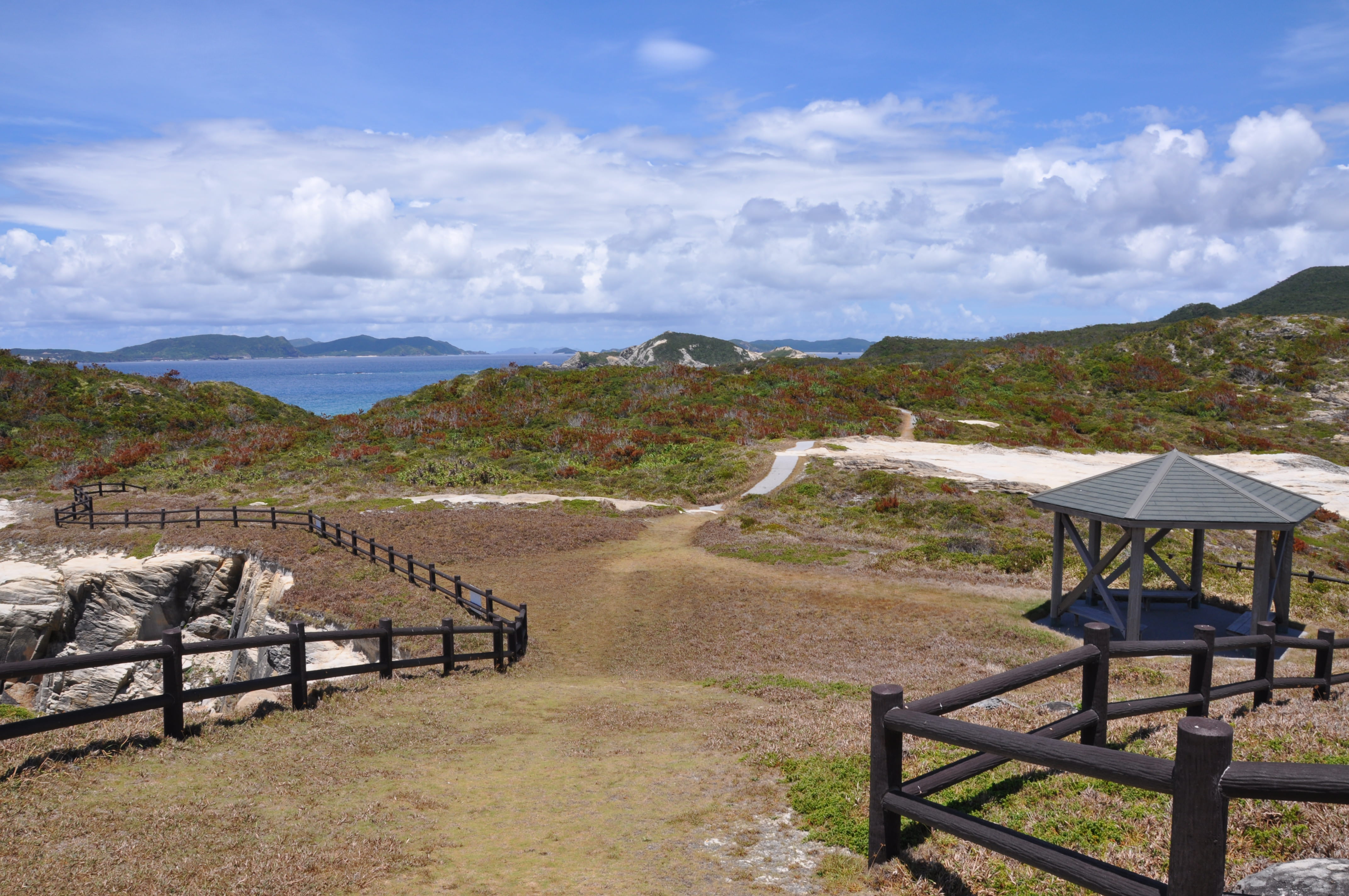 この先には「ヒナクシビーチ」があり、「ウン島」が見える(写真/伊藤麻由子) この先には「ヒナクシビーチ」があり、「ウン島」が見える(写真