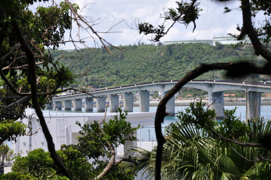 橋を渡って左右に分かれて2つの集落がある 橋を渡って左右に分かれて2つの集落がある