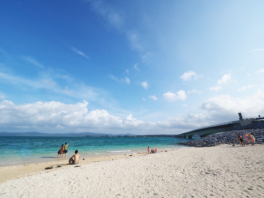 古宇利大橋のたもとに広がるきれいなビーチ 古宇利大橋のたもとに広がるきれいなビーチ