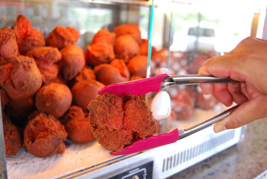 ドラゴンフルーツ入りの鮮やかなサーターアンダギー ドラゴンフルーツ入りの鮮やかなサーターアンダギー