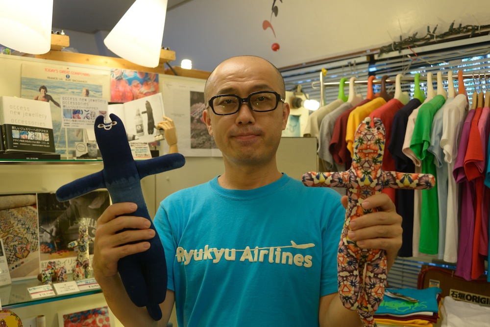 イリオモテヤマネコとデザイナー兼オーナーのミズトリさん イリオモテヤマネコとデザイナー兼オーナーのミズトリさん