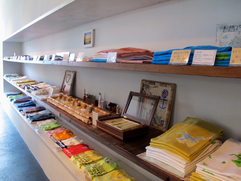 色とりどりのTシャツが並ぶ店内 色とりどりのTシャツが並ぶ店内