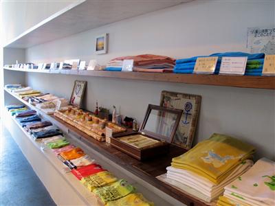 色とりどりのTシャツが並ぶ店内