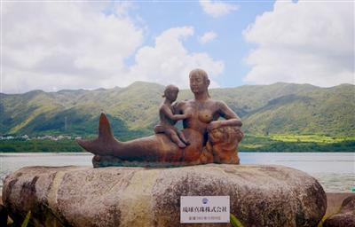 琉球真珠本店前の人魚の像