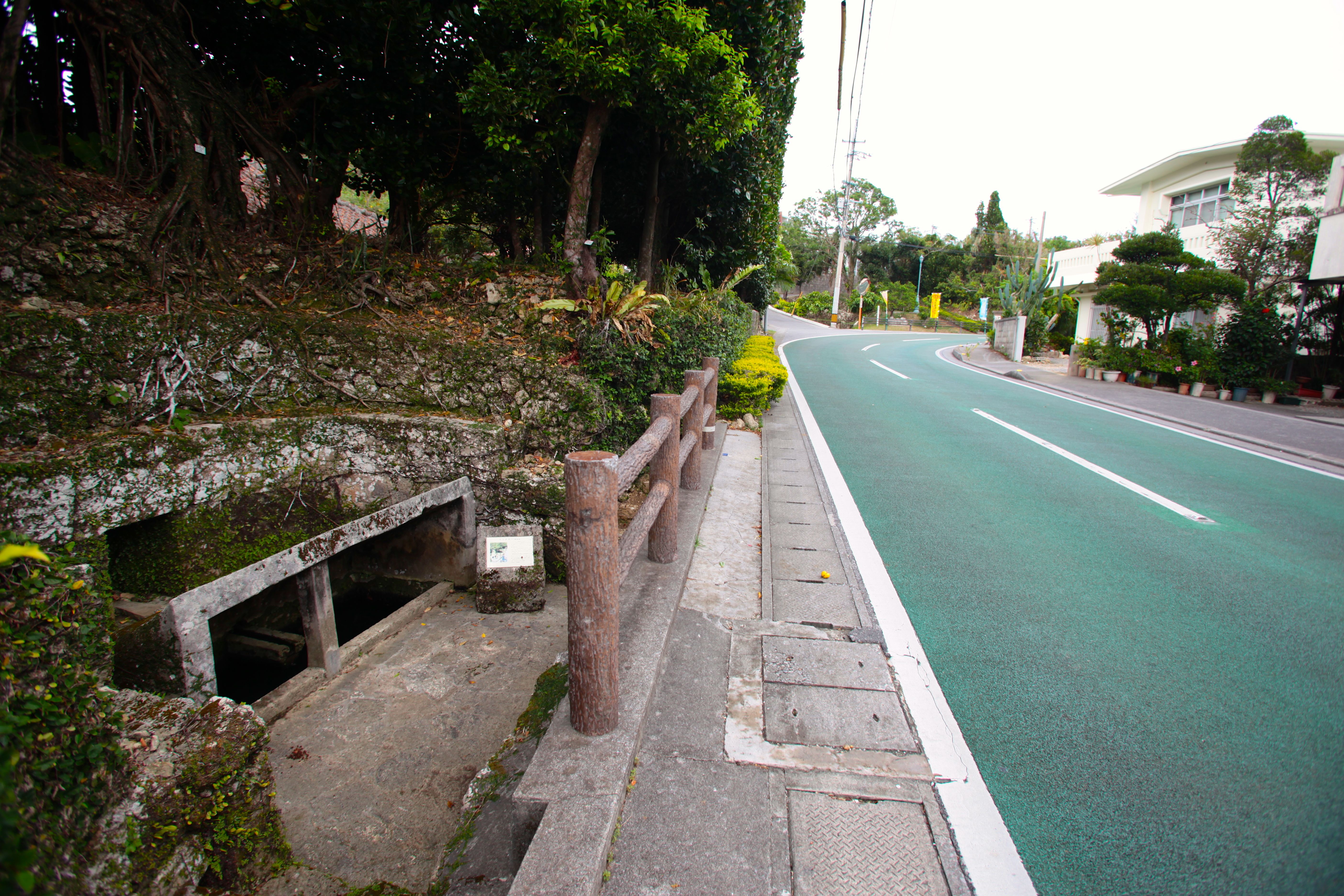 花と緑に囲まれた集落内には、あちこちにカーと呼ばれる井泉がある 花と緑に囲まれた集落内には、あちこちにカーと呼ばれる井泉があ