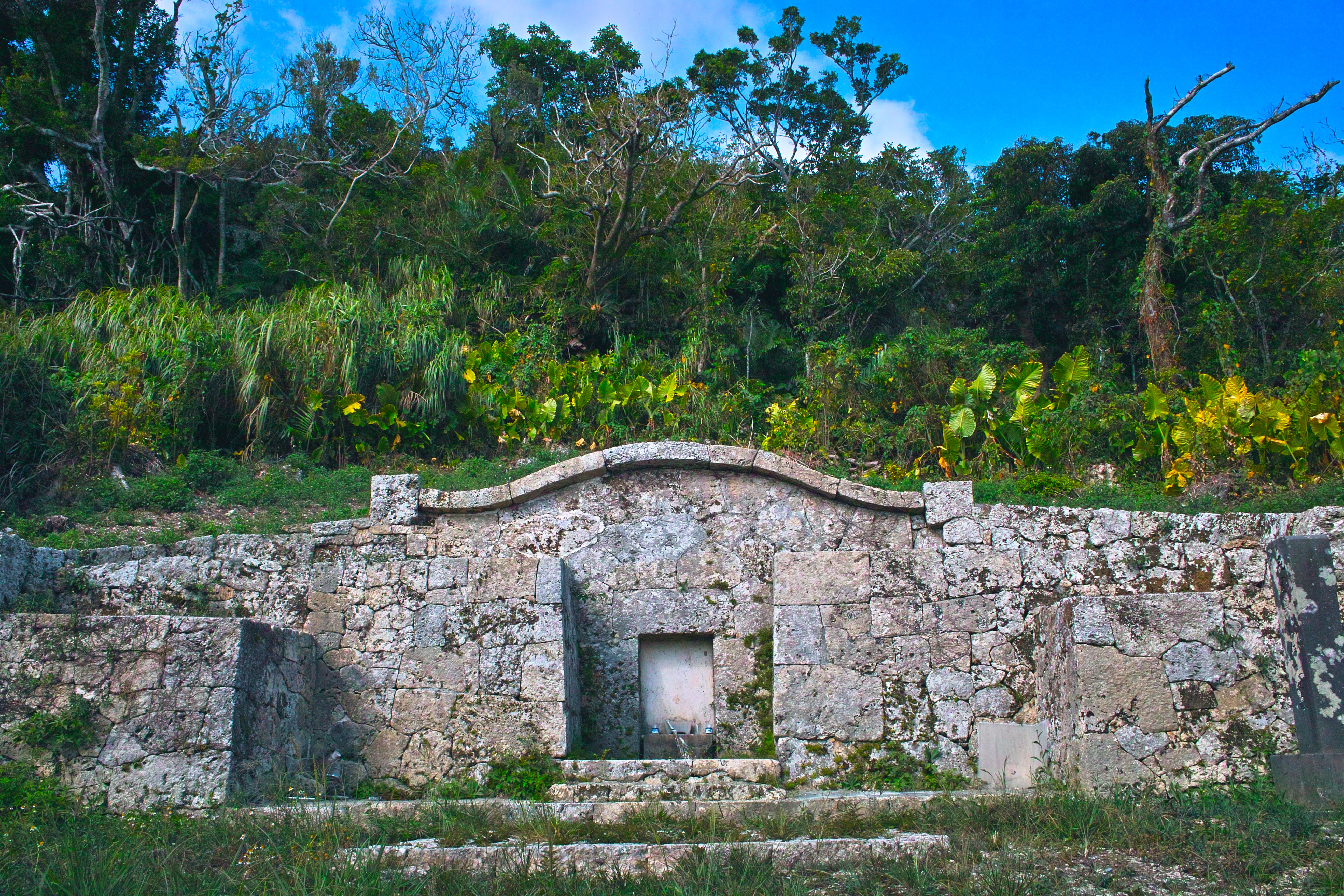 中城城跡にほど近い、中城湾を見下ろす高台にある 中城城跡にほど近い、中城湾を見下ろす高台にある