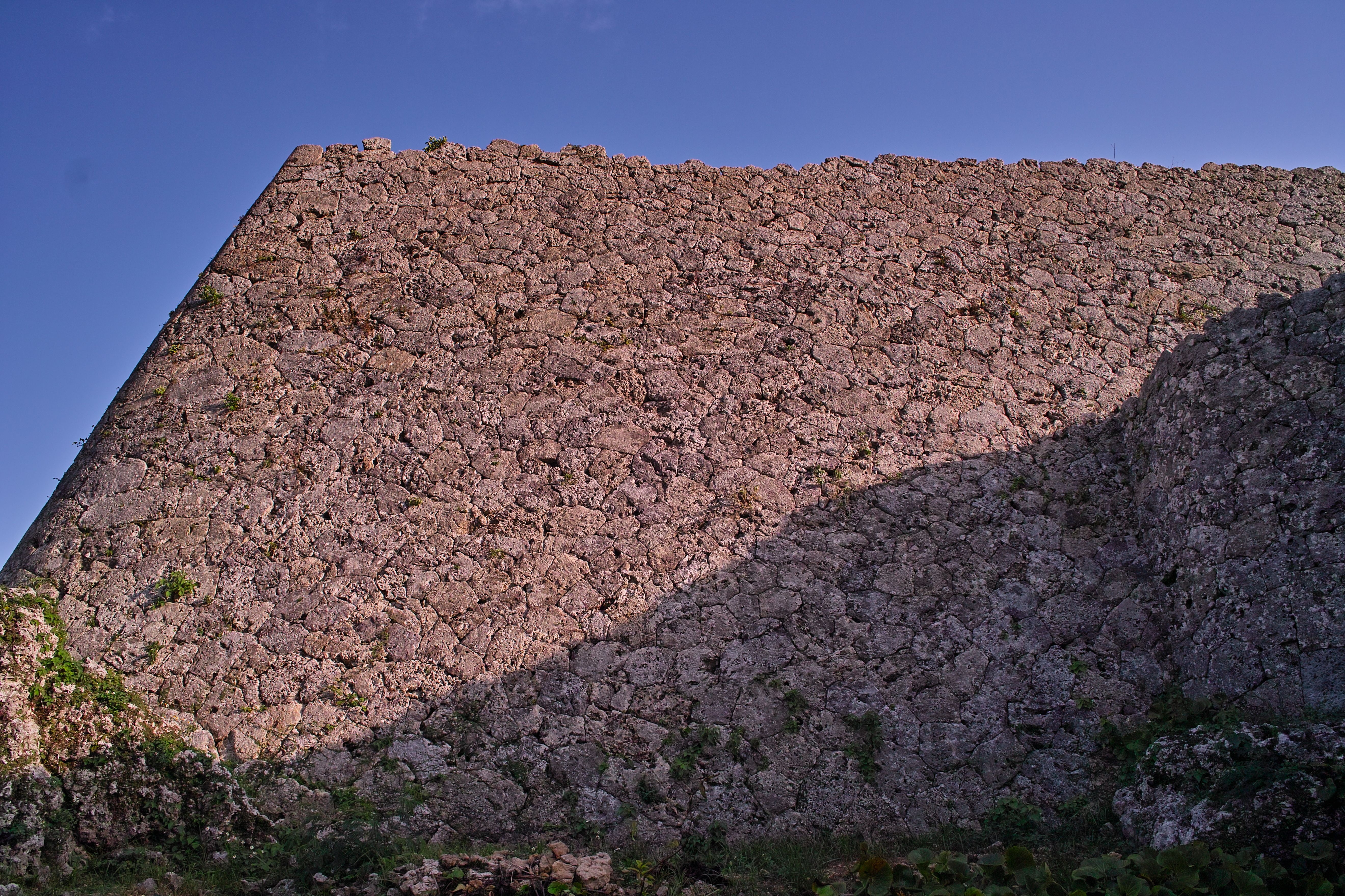 強度と耐久性に優れた相方積みで築かれている三の郭 強度と耐久性に優れた相方積みで築かれている三の郭