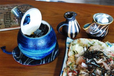 ストロー用の穴が付いたアイスコーヒー専用やちむん（写真左側）