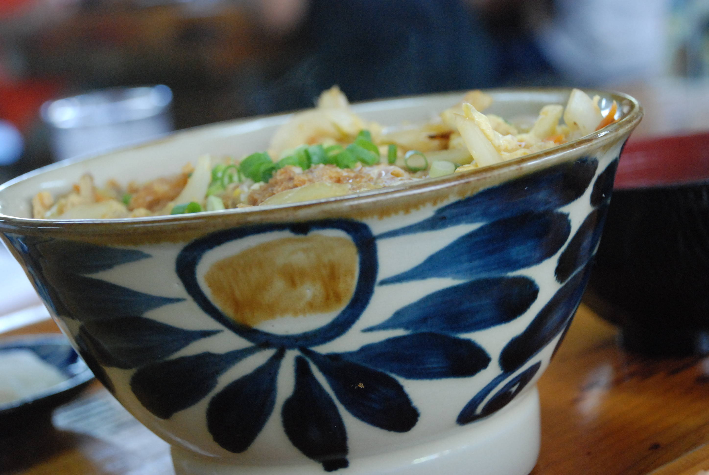 大ぶりのやちむんに盛られた沖縄そば 大ぶりのやちむんに盛られた沖縄そば