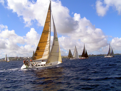 沖縄本島から慶良間までの雄大な海を駆け抜ける(撮影/座間味村産業振興課) 沖縄本島から慶良間までの雄大な海を駆け抜ける