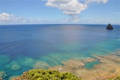 座間味島の北東にぽつんと切り立つ