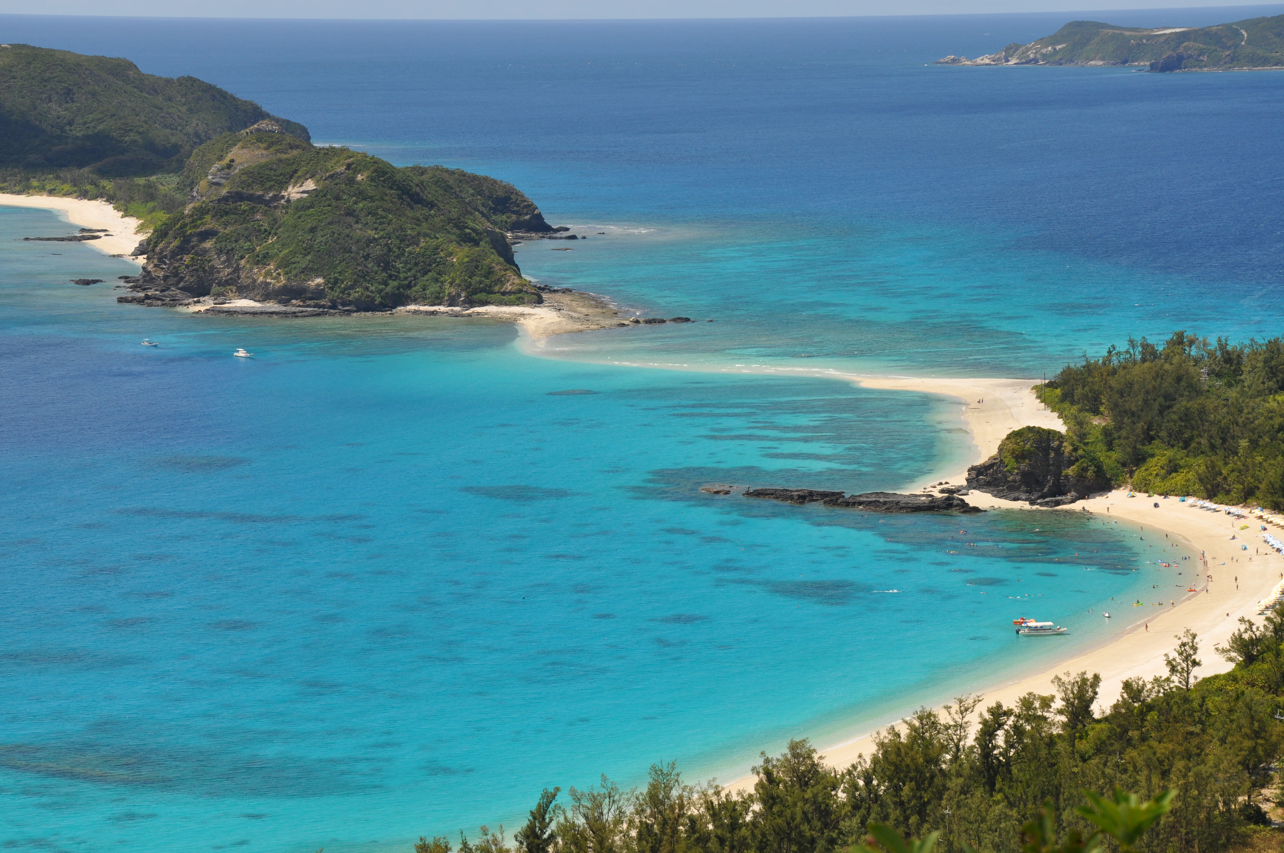 高月山第2展望台から眺める古座間味ビーチ。サンゴの白い砂浜が広がる(撮影/伊藤麻由子) 高月山第2展望台から眺める古座間味ビーチ