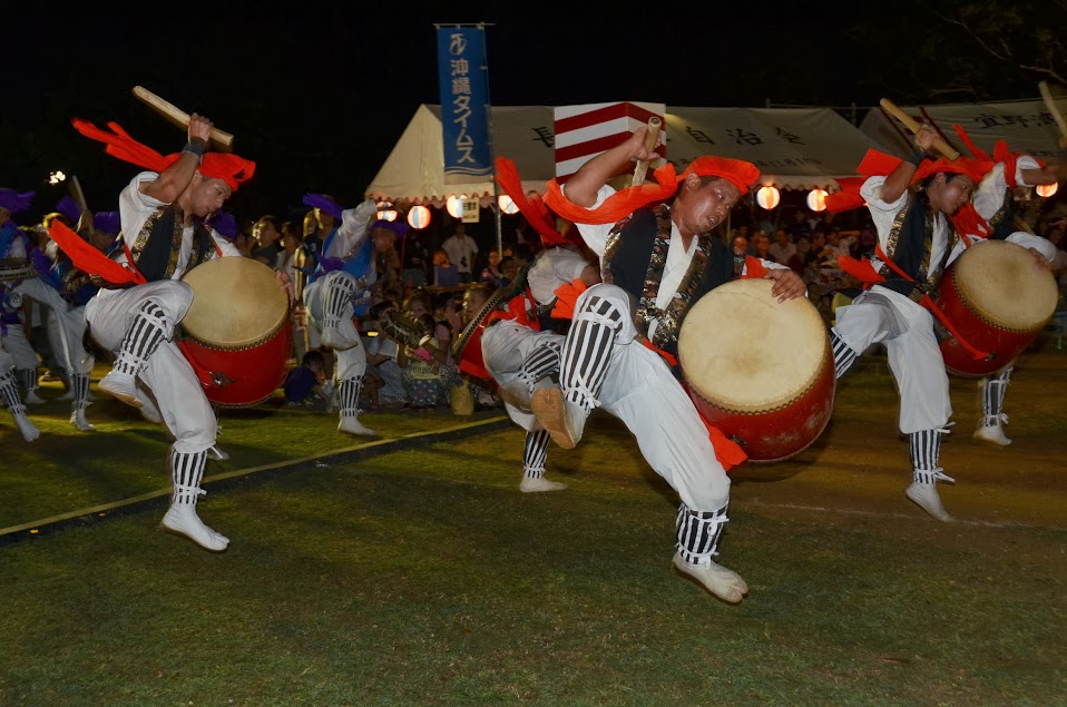 躍動感あふれる嘉数区青年会の演舞 躍動感あふれる嘉数区青年会の演舞