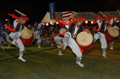 躍動感あふれる嘉数区青年会の演舞