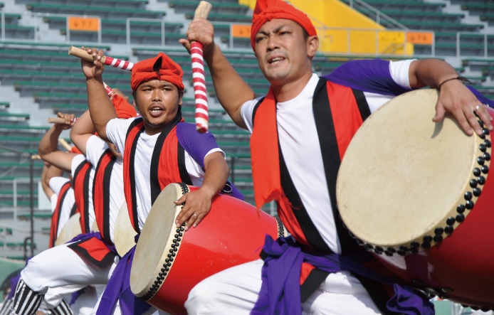 大太鼓を打ち鳴らす。まさに”勇壮”な演舞。 大太鼓を打ち鳴らす。まさに”勇壮”な演舞。
