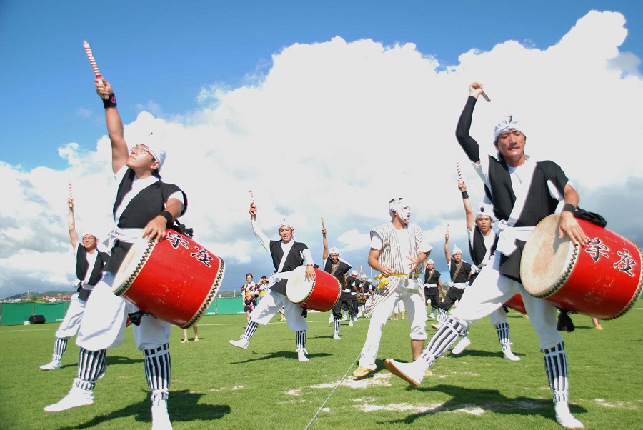 夏空のもと大太鼓の音が響き渡る 夏空のもと大太鼓の音が響き渡る