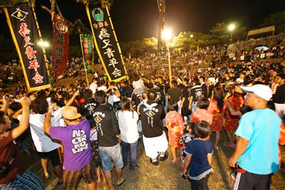 観客も全員一緒になってのカチャーシー(沖縄の手踊り)大会