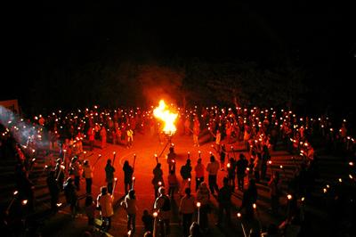 たいまつを持った人々の組む円陣。静寂に包まれ、新年を迎えます