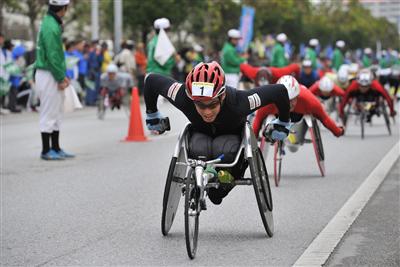 懸命に車いすをこぐ大会参加者（写真提供：宜野湾市社会福祉協議