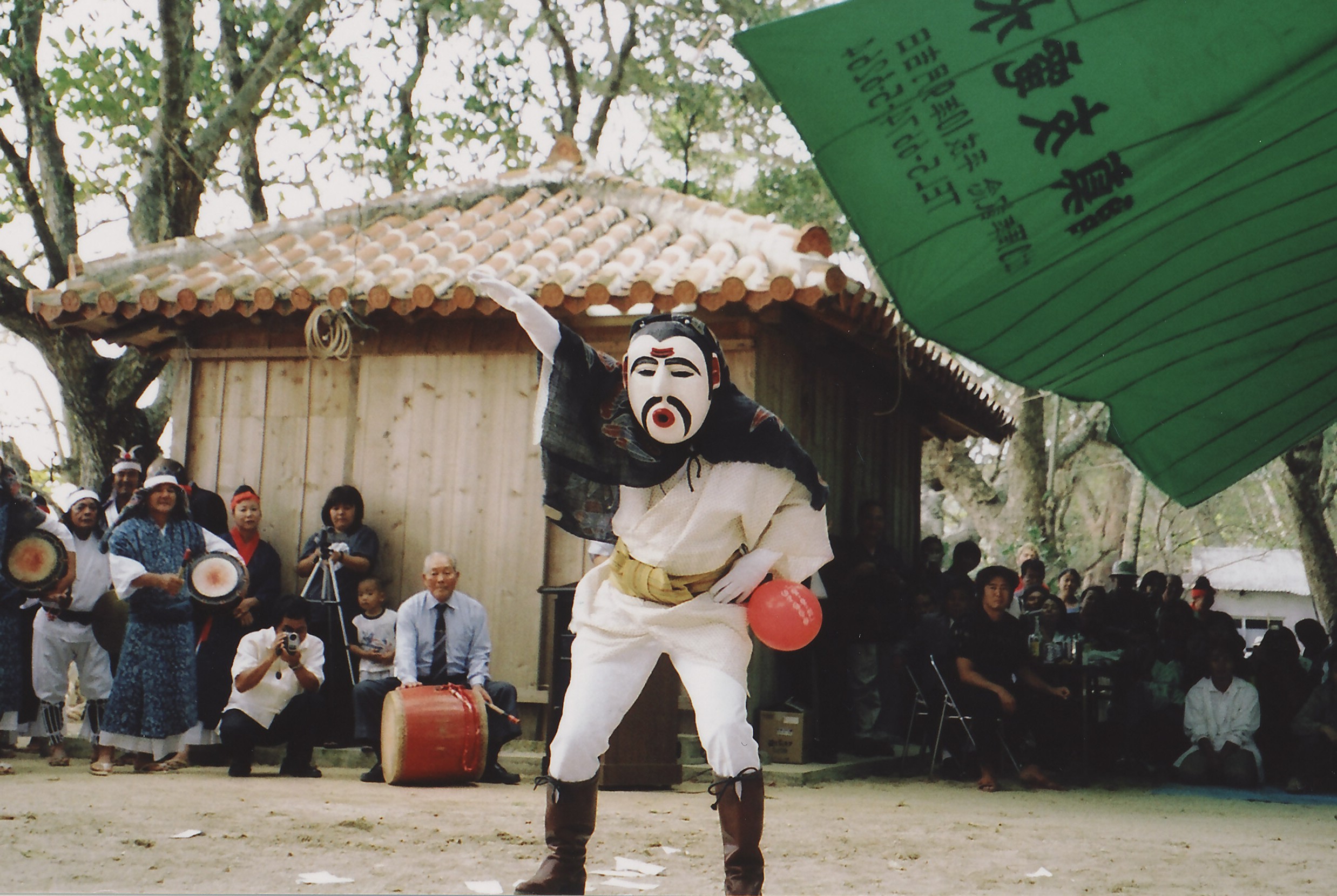 西表島干立の節祭に現れるオホホ。異国人風の格好をしています。 西表島干立の節祭に現れる異国人風の仮面神、オホホ