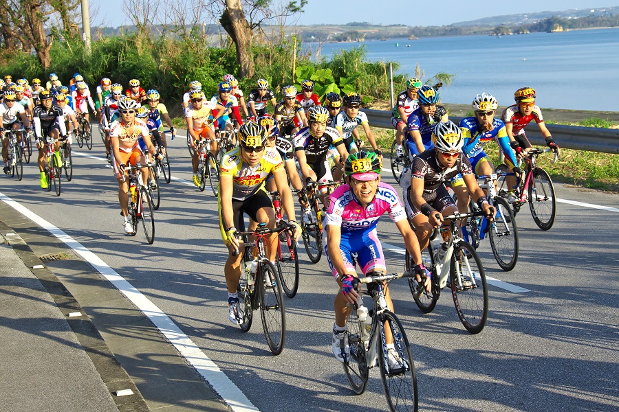 沖縄の海と自然を感じながら、気持ちよく走る出場者(写真/OCVB) 沖縄の海と自然を感じながら、気持ちよく走る出場者