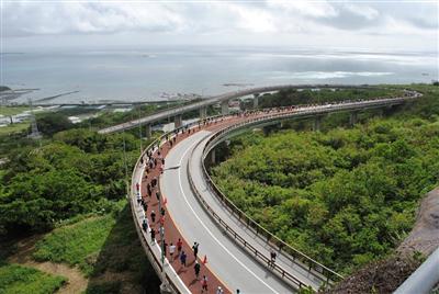 絶景スポットのニライカナイ橋を走るジョガー